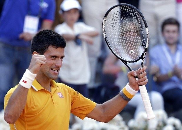 El tenista serbio Novak Djokovic festeja tras vencer al suizo Roger Federer en la final del torneo de Roma. Foto Ap