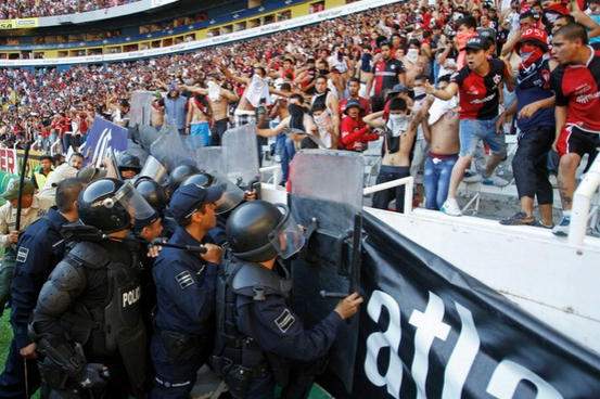 Aficionados del Atlas protagonizaron un enfrentamiento a golpes con policías de Guadalajara e invadieron la cancha del estadio Jalisco durante el partido de cuartos de final de la Liga MX. Foto Cuartoscuro