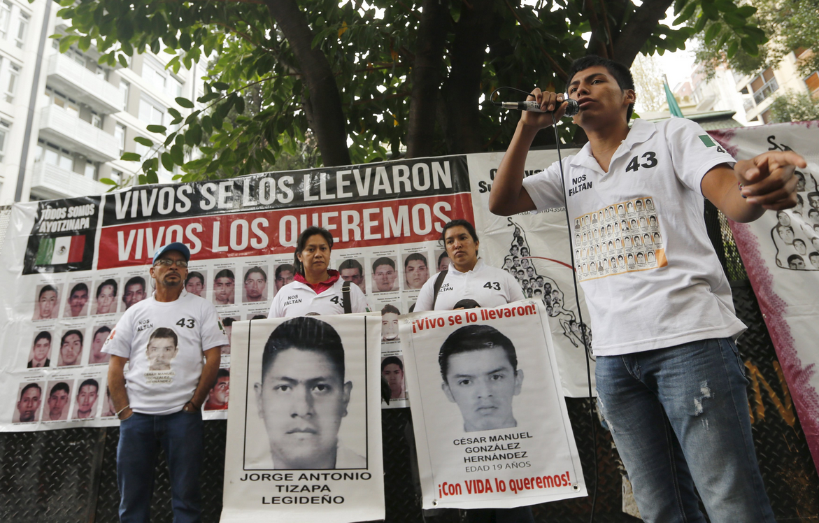 Este 26 de mayo se cumplen ocho meses de la desaparición de los 43 normalistas de Ayotzinapa. En la imagen, el normalista Francisco Sánchez Navas habla del caso afuera de la embajada mexicana en Buenos Aires. Foto: Reuters