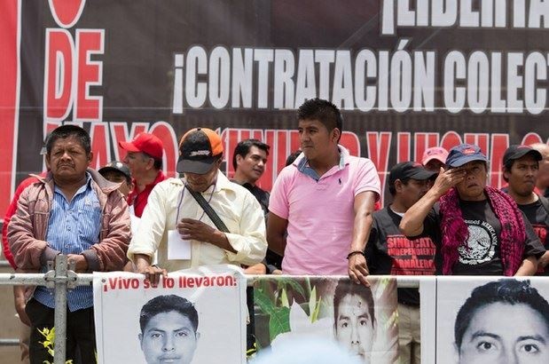 El pasado 1 de mayo padres de los normalistas desaparecidos en Iguala marcharon en la ciudad de México para reiterar su exigencia de aparición con vida de los jóvenes. Foto: La Jornada