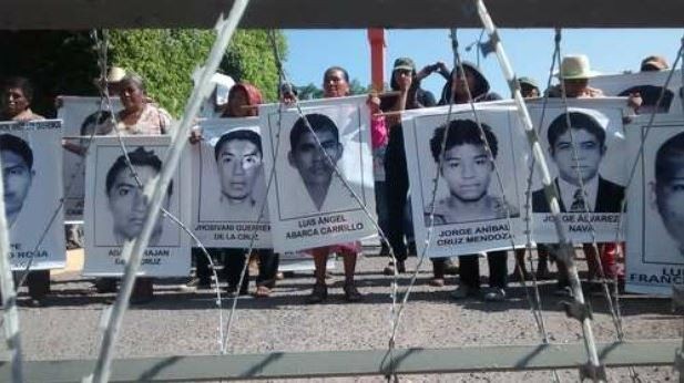 Padres de los 43 estudiantes normalistas desaparecidos durante una manifestación frente a las instalaciones del 27 batallón de infantería del Ejército Mexicano en Iguala, Guerrero. Foto: La Jornada