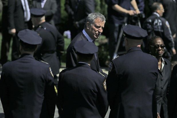 El alcalde de la ciudad, Bill de Blasio, estuvo presente en la ceremonia en memoria del agente baleado una semana atrás en Queens. Foto Ap