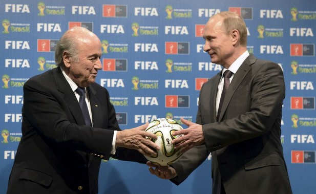 Josep Blatter (izquierda), dirigente de la FIFA, fue respaldado por Vladimir Putin, presidente de Rusia. Imagen de archivo. Foto Reuters