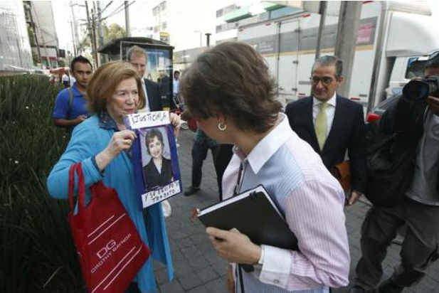 La periodista Carmen Aristegui, a su llegada a la sede de MVS para tener un segundo encuentro con la representación empresarial, el pasado jueves 21 de mayo. Foto: La Jornada