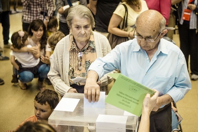 Residentes emiten su voto para las elecciones municipales 2015, en una casilla electoral en Barcelona. Foto Xinhua