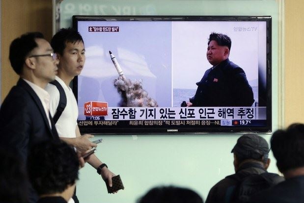 Kim Jong-un, líder supremo de Corea del Norte, dio seguimiento al lanzamiento de un misil. Foto Ap