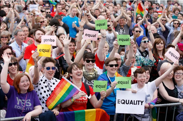 Partidarios del matrimonio homosexual festejan ante una inminente aprobación del matrimonio entre personas del mismo sexo. Foto Ap