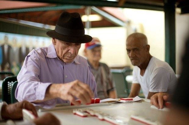Juego de dominó en la Pequeña Habana, en Miami, en imagen del 2 de mayo pasado. Foto Ap