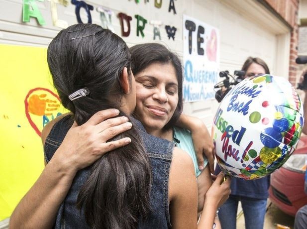 Dorotea García abraza a su hija Alondra tras llegar a su casa en Houston. Foto Ap
