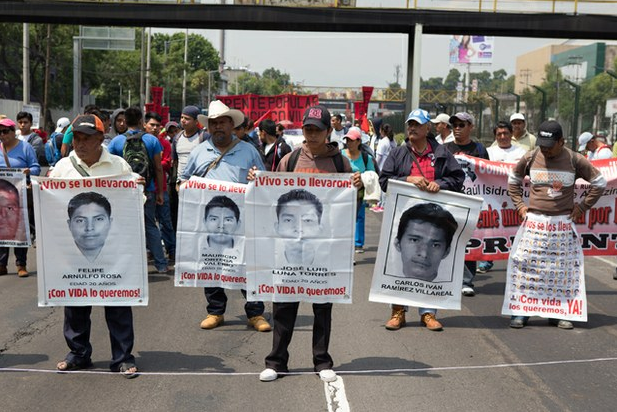 Familiares de los normalistas desaparecidos marcharon el 26 de mayo de 2015 para exigir la presentación con vida de los jóvenes. Foto: La Jornada