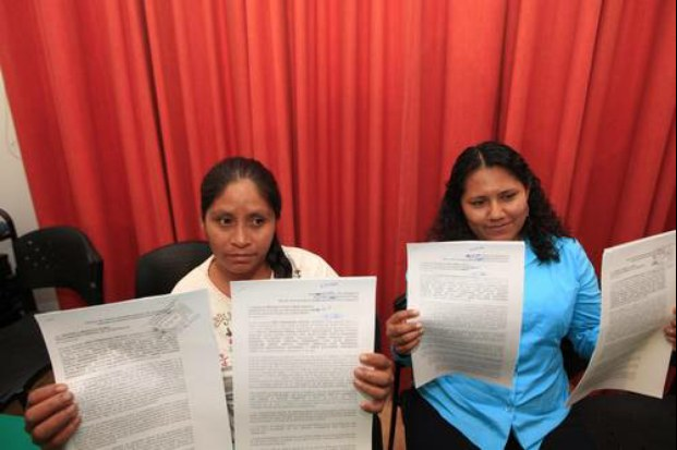Inés Fernández Ortega y Valentina Rosendo Cantú muestran copias de las denuncias interpuestas ante la PGR y la Procuraduría General de Justicia Militar. Foto: La Jornada