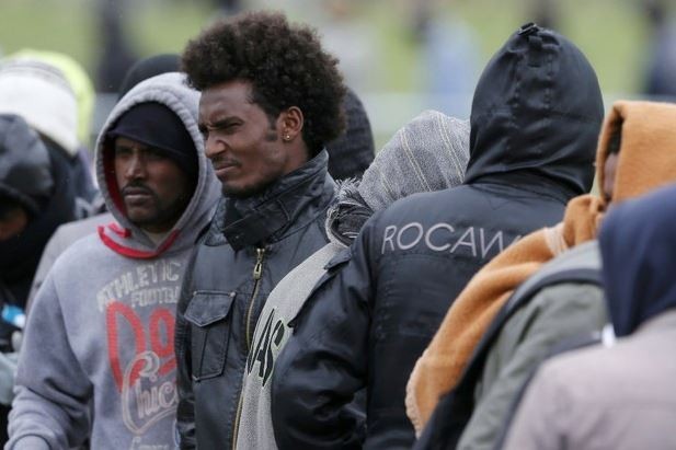 Inmigrantes de África hacen fila para recibir alimentos en un centro de ayuda en Calais, Francia, el 29 de abril de 2015. Foto Reuters