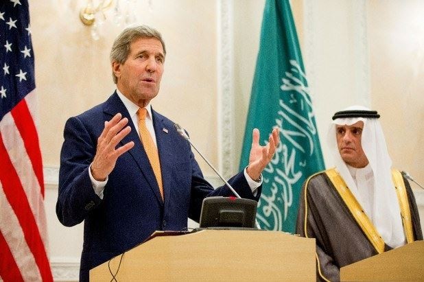 El secretario de Estado de EU, John Kerry, y el canciller árabe Adel Jubeir, durante la visita del estadunidense a Riad. Arabia Saudita ofreció este jueves una tregua humanitaria de cinco días en Yemen. Foto Ap