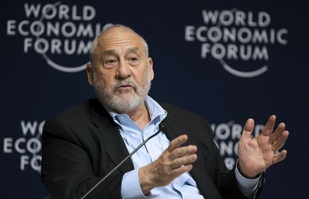 El premio Nobel de Economía, Joseph Stiglitz durante su participación, la víspera, en el Foro Económico Mundial en América Latina celebrado en Quintana Roo. Foto Reuters