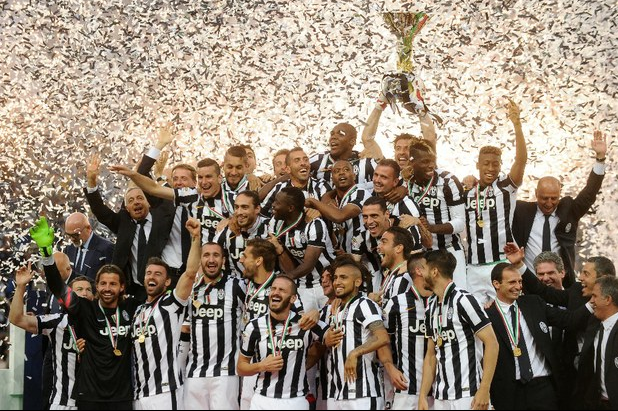 El conjunto de Juventus celebra al conseguir el título de la Liga italiana. Foto Reuters