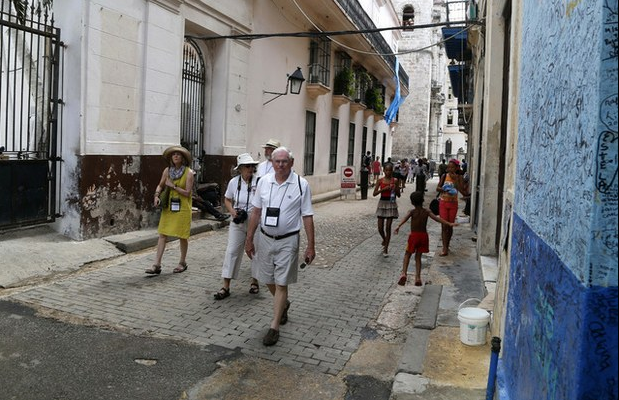 Turistas caminan afuera de la Bodeguita del Medio, en La Habana, en imagen de mayo pasado. Foto Ap