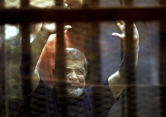 Un tribunal egipcio condenó a muerte al ex presidente islamista Mohamed Mursi, derrocado por el ejército en 2013 por actos violentos y fugarse de prisión. Foto Reuters