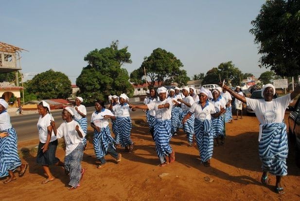 Mujeres en Monrovia, Liberia, celebran después de que la OMS declaró al país libre de ébola. Foto Reuters