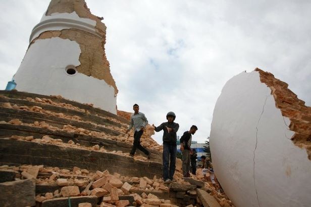 La Torre Dharahara es uno de los tesoros culturales de Nepal que resultaron dañados por el sismo. Foto Ap