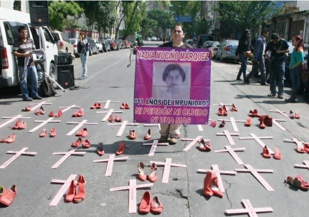 Manifestación de integrantes del Observatorio Nacional del Feminicidio a un costado de la Secretaría de Gobernación. Foto: La Jornada