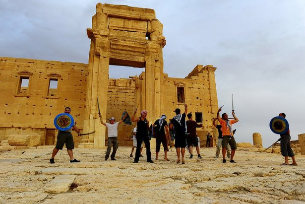 En imagen de archivo, un grupo de turistas baila frente a un templo de la histórica ciudad de Palmira, tomada hoy por completo por el Estado Islámico. Foto Reuters