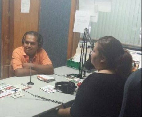 Bernardo Javier Cano Torres durante una transmisión de un programa de radio. Foto tomada del Facebook del periodista