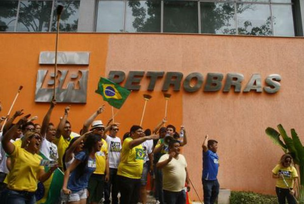 Protesta contra el escándalo que sacude a Petrobras, en Manaos, Brasil, en imagen de febrero pasado. Foto Xinhua