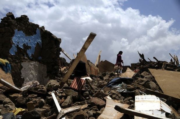 Una persona busca algunas pertenencias entre los escombros, luego de ataques aéreos de la fuerza saudita en Saná. Foto Xinhua