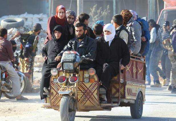Sirios huyen de la ciudad de Ariha ante los ataques en la zona, provincia de Idlib. Foto Reuters