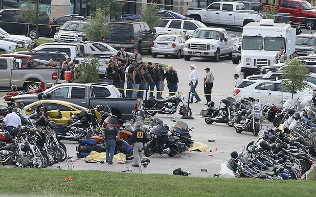 Autoridades investigan el tiroteo en el estacionamiento de Twin Peaks en Waco. Foto Ap