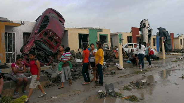 Al menos 11 personas perdieron la vida en Ciudad Acuña, en la frontera con Texas, luego de que fue azotada por un tornado. Foto Reuters