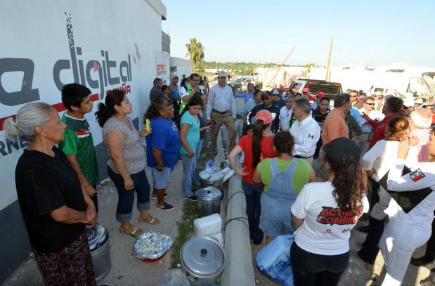 Habitantes de Ciudad Acuña reciben alimentos por parte de autoridades a poco más de 24 horas del tornado que azotó el lugar. Foto: La Jornada