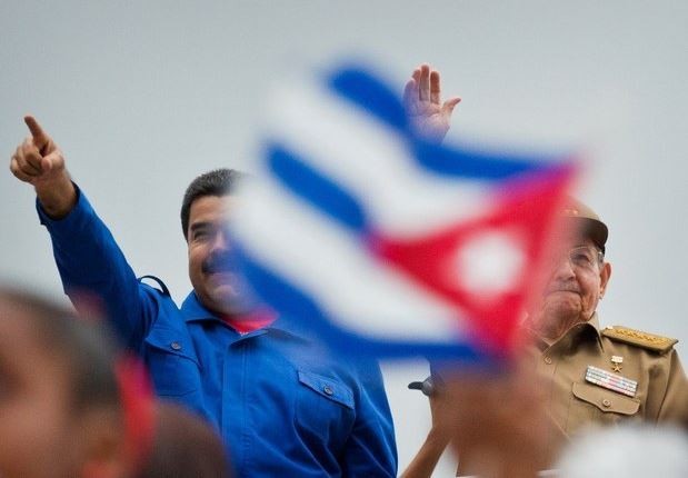 Venezuela y Cuba son los únicos países que quedan en la lista de vigilancia especial de la CIDH del hemisferio. En la imagen, el presidente venezolano, Nicolás Maduro, y su par cubano, Raúl Castro, el 1° de mayo en La Habana. Foto Ap
