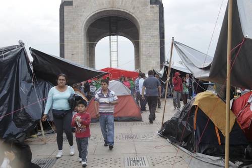 Ayer la sección 22 del magisterio acordó que 30 por ciento de su base deberá rotarse para fortalecer el plantón que mantiene la CNTE en el Monumento a la Revolución de la ciudad de MéxicoFoto Yazmín Ortega Cortés