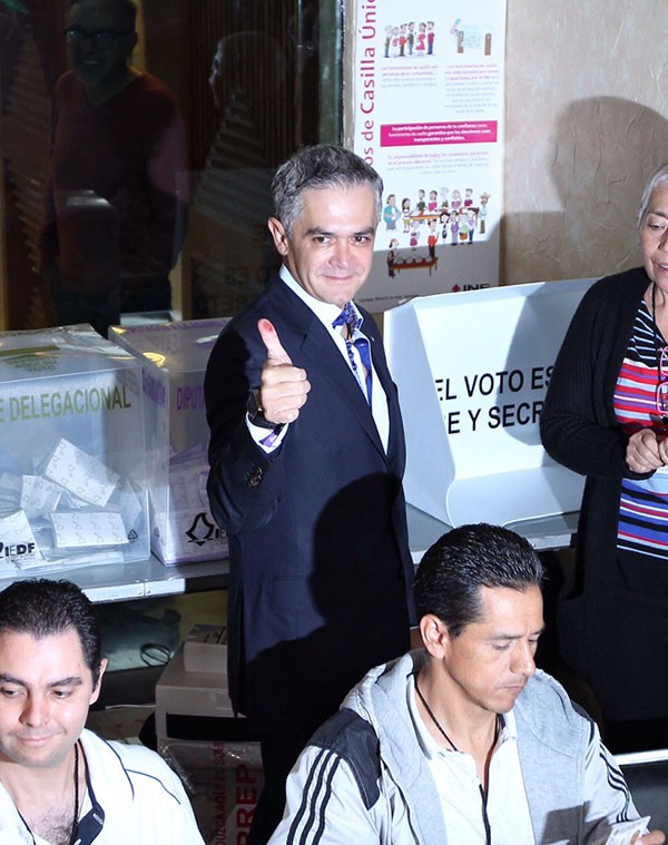El jefe de gobierno Miguel Ángel Mancera asistió a votar y muestra a los medios de comunicación la marca en su dedo. Foto Marco Peláez