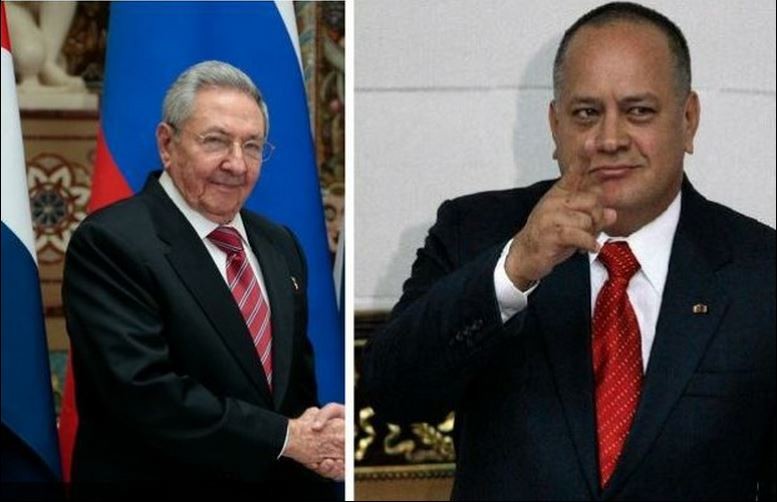 El presidente de la Asamblea Nacional, Diosdado Cabello (derecha) realizó una visita de trabajo a la isla. A la izquierda, imagen del presidente cubano Raúl Castro. Foto Ap / Archivo