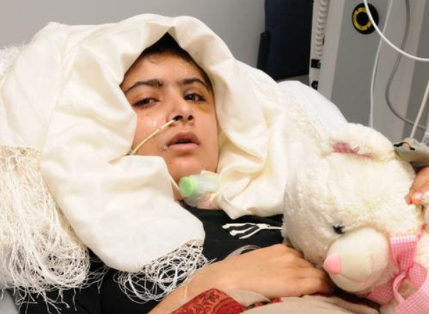 Malala Yousufzai, de 15 años de edad, fue baleada por expresarse públicamente contra los talibanes. La imagen, en un hospital británico en recuperación. Foto: Ap