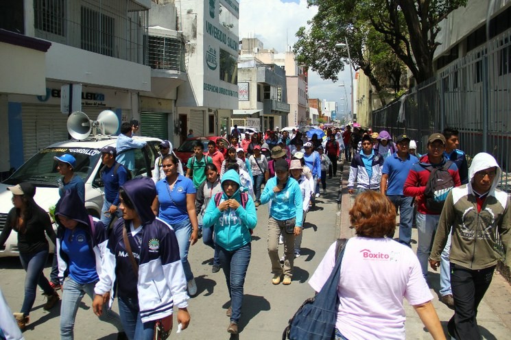 Tuxtla Gtz, Chis. Maestros de la CNTE marcharon ayer sábado por las calles de la capital chiapaneca. Foto: Cuartoscuro