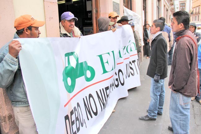 “Realmente el pueblo está desprotegido”, afirmó el líder de El Barzón en Zacatecas. Imagen de manifestación de la organización en la capital del estado ■ foto: miguel ángel núñez