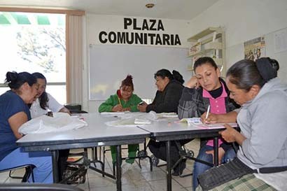 Las 14 coordinaciones regionales del IZEA continúan con la sensibilización para incorporar a más personas a los servicios de alfabetización ■ foto: La Jornada Zacatecas