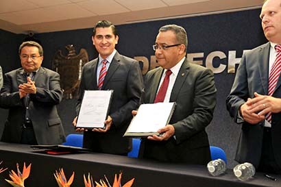 Aspecto de la firma de convenio entre autoridades del ayuntamiento de Zacatecas y la Unidad Académica de Derecho de la Máxima Casa de Estudios ■ FOTO: LA JORNADA ZACATECAS