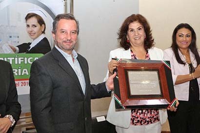 Durante la ceremonia, entregaron reconocimientos a Patricia Lugo Botello, directora de la Unidad Académica de Enfermería de la UAZ ■ FOTO: LA JORNADA ZACATECAS