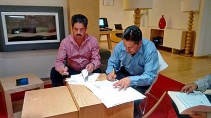Aspecto del acuerdo entre el director general del Colegio de Bachilleres del Estado de Zacatecas y el dirigente del Supdacobaez ■ foto: La Jornada Zacatecas