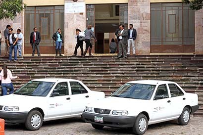 Los carros otorgados a la escuela Normal tuvieron un costo por unidad de alrededor de 130 mil pesos, señaló el director ■ FOTO: ANDRÉS SÁNCHEZ