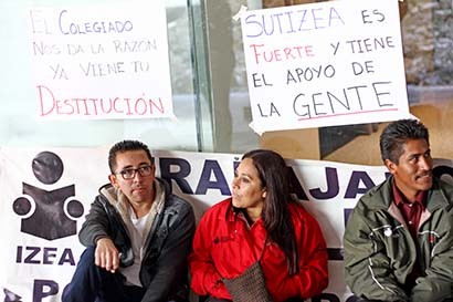 Instalaciones de la JLCA, en Ciudad Administrativa, bloqueadas por trabajadores del IZEA ■ FOTO: ANDRÉS SÁNCHEZ