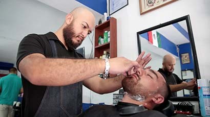 Abogado por profesión y barbero por oficio, Marlon Christopher Sánchez Noriega inició su establecimiento hace 3 años, aunque ya cortaba el pelo a sus amigos desde la adolescencia ■ FOTO: MIGUEL ÁNGEL NÚÑEZ