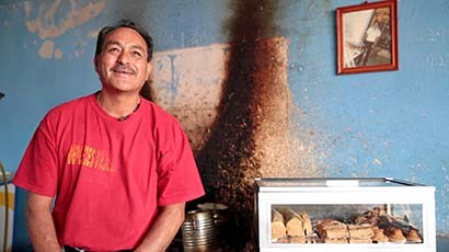 Jorge Escobedo cuenta con 57 años de edad, y desde hace 40 se dedica a la elaboración y venta de dulces. Se ubica en la esquina del callejón de Cuevas, en la capital del estado ■ FOTOS: ANDRÉS SÁNCHEZ