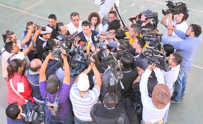 Luego de emitir su voto, el gobernador felicitó a todos los periodistas y trabajadores de los medios de comunicación con motivo del Día de la Libertad de Expresión ■ FOTO: LA JORNADA ZACATECAS
