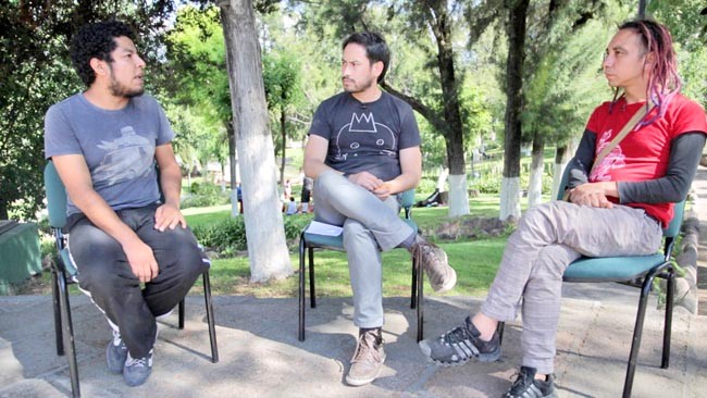 Los artistas Abraham Soriano (izquierda) y Taniel Morales (derecha) participaron en el programa Acentos, de La Jornada Zacatecas TV, conducido por Carlos Navarrete (centro) ■ FOTO: MIGUEL ÁNGEL NÚÑEZ