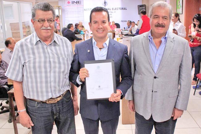 Benjamín Medrano, en compañía del líder estatal del PRI, José Olvera (derecha) ■ foto: La Jornada Zacatecas